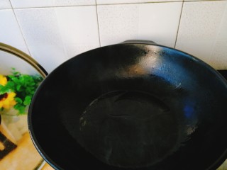 20、菌类料理+凉拌金针菇,锅中放少许色拉油，烧至冒烟。