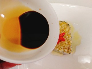 21、菌类料理+凉拌金针菇,烧热的油均匀的倒在蒜上面，淋上生抽和醋汁，取出模具，最后撒点葱花