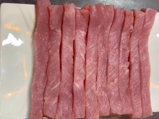 1、麻辣里脊条,准备里脊肉切成条