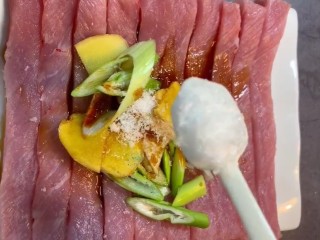 2、麻辣里脊条,放入葱，姜，料酒，盐，鸡精，生抽，白糖