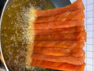 4、麻辣里脊条,油温七成热下入里脊肉