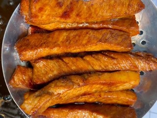 5、麻辣里脊条,炸至外表金黄熟透捞出控油