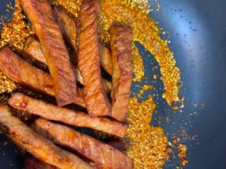 8、麻辣里脊条,放入炸好的里脊条翻炒均匀出锅即可