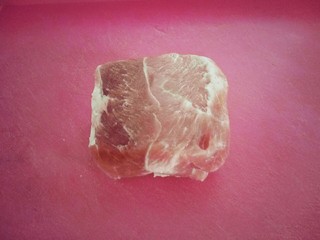 1、鱼香肉丝,猪肉解冻成酥冻能切成片就可以了，不要完全软掉很不容易切的。