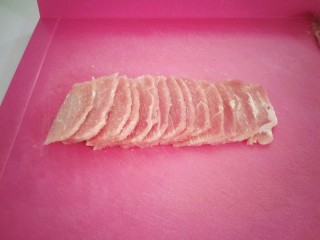 2、鱼香肉丝,先切成薄片。