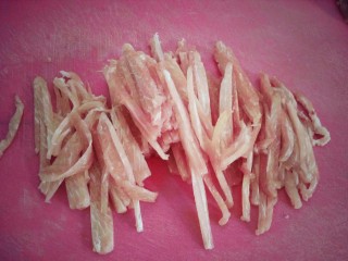 3、鱼香肉丝,在切成细丝。