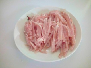 4、鱼香肉丝,装盘在解冻软。