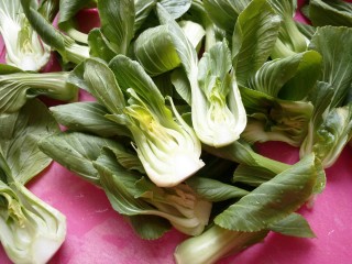 6、鱼香肉丝,小油菜洗干净切成两瓣。