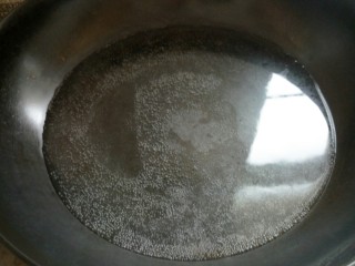 7、鱼香肉丝,开火烧开水小白菜用开水焯一下捞出放盆。