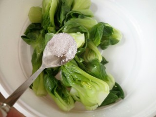 8、鱼香肉丝,加一2克盐。