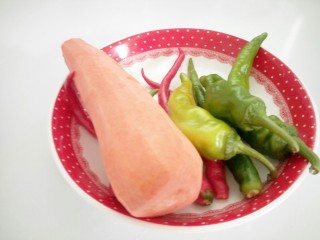 12、鱼香肉丝,胡萝卜辣椒洗干净切丝。