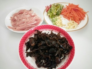 13、鱼香肉丝,木耳切丝，全部准备好就可以做了。