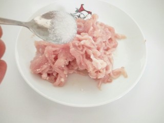 14、鱼香肉丝,肉丝加少许盐，红薯粉，蛋清，料酒，抓均匀。