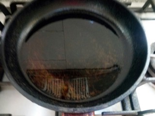 19、鱼香肉丝,平底锅放入20茶油烧热。