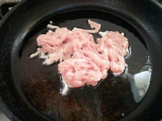 20、鱼香肉丝,放入肉丝。