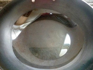 22、鱼香肉丝,另起锅烧热倒入适量油。