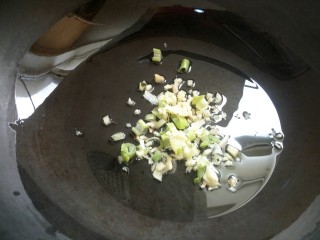 23、鱼香肉丝,葱姜蒜末炒香。