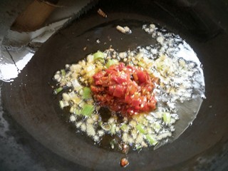 24、鱼香肉丝,放一汤勺红剁椒。