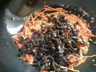 26、鱼香肉丝,放胡萝卜丝，木耳丝。