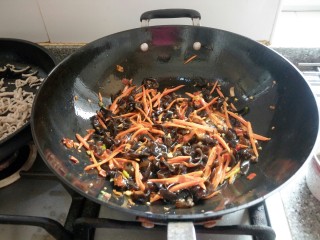 27、鱼香肉丝,炒均匀。