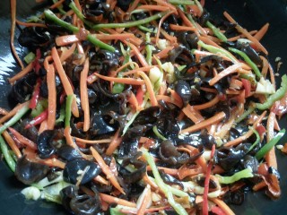 28、鱼香肉丝,放红椒，绿椒炒均匀。