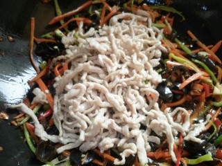 29、鱼香肉丝,最后放肉丝炒均匀。