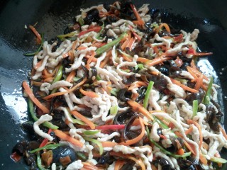 30、鱼香肉丝,倒入提前调好的汁炒均匀即可。