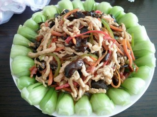 31、鱼香肉丝,装盘，荤素搭配，