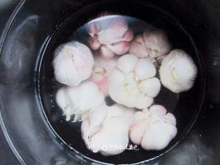 5、自制糖蒜,将晾干后的大蒜放入容器，加入300m白醋，300克冰糖，最后滴3滴白酒。容器用薄膜封口后压盖，腌制一周左右，蒜变透明，即可食用。