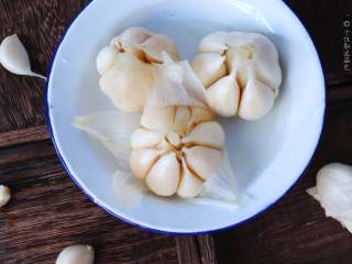 7、自制糖蒜,蒜的个头越大腌制时间越久，我买的都是小蒜，腌一周就行了