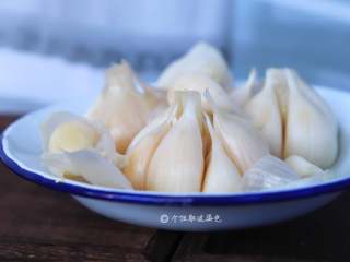 11、自制糖蒜,这样腌好的糖蒜放一年都不会坏的，也可以少放点酱油腌制