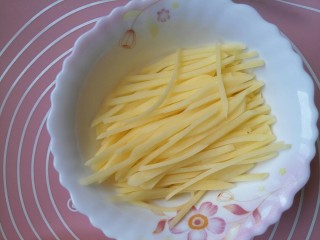 2、豆豉土豆丝,切土豆丝