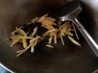 6、豆豉土豆丝,放在一起炒，加佐料