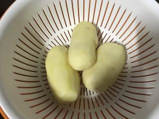 1、家常小炒—酸辣土豆丝,土豆，削皮备用。