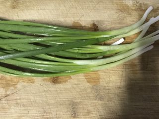 3、家常小炒—酸辣土豆丝,香葱洗净，沥干水分。