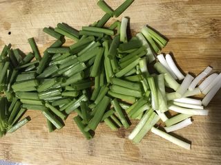 4、家常小炒—酸辣土豆丝,葱切成小段。