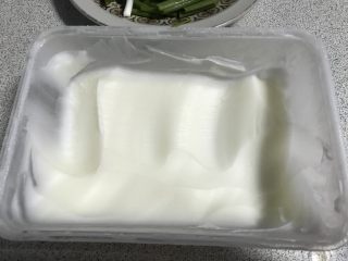 5、家常小炒—酸辣土豆丝,猪油又叫荤油或者大油。我提前做好，冷藏在冰箱里。