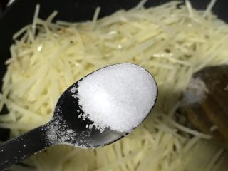 9、家常小炒—酸辣土豆丝,加入细盐，翻炒几下。