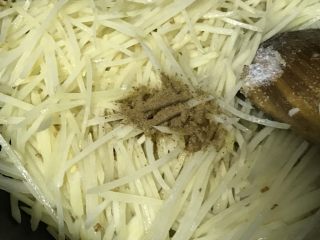 10、家常小炒—酸辣土豆丝,加一小匙五香粉，两匙白醋，颠炒，土豆丝慢慢成半透明状。