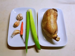 1、醋溜藕片,食材准备好