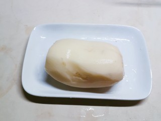 2、醋溜藕片,藕去掉两端  去皮