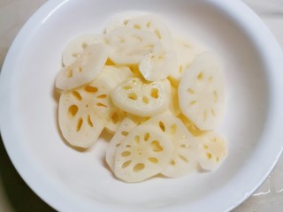 3、醋溜藕片,切片