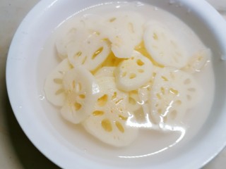 4、醋溜藕片,放入白醋水里  以防氧化变色