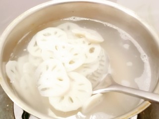 5、醋溜藕片,烧开水 放入藕片煮至变色捞出备用