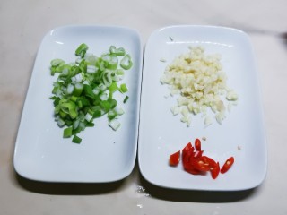6、醋溜藕片,葱蒜切碎 红尖椒切小圈