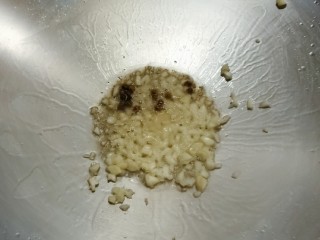 8、醋溜藕片,放入蒜碎 炒至微微焦黄
