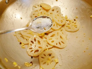 11、醋溜藕片,放入白糖