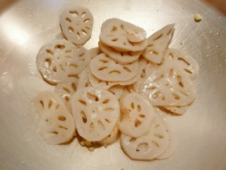 9、醋溜藕片,放入煮过的藕片