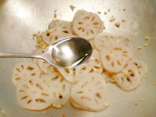 10、醋溜藕片,放入白醋
