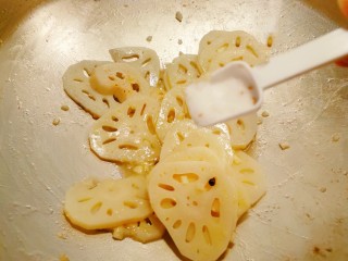 12、醋溜藕片,放入盐和鸡汁调味  翻炒均匀